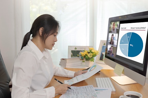 Perhatikan color gamut, color depth, dan contrast ratio untuk editing atau desain; Makin nyaman dengan pengaturan sudut yang fleksibel