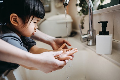 Pastikan memilih produk berbahan aman untuk anak