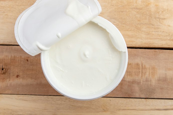 Pilih biang yoghurt yang mengandung live culture