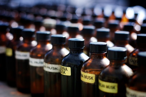 Pertimbangkan juga parfum uniseks yang aromanya lembut untuk daily, seperti floral dan musky