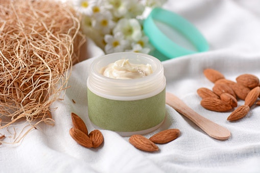 Untuk jenis kulit sensitif, pilihlah varian Almond Milk yang lembut untuk kulit