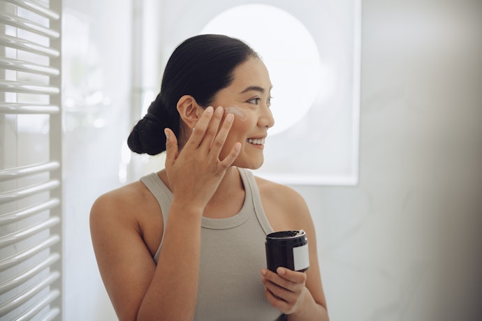 Bila Anda punya kulit kering yang cenderung kusam, pilih yang mengandung niacinamide
