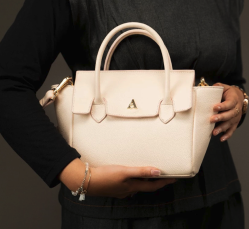 Untuk tas yang awet bertahun-tahun, pilih kulit asli full grain atau top grain dari merek seperti Alona Leather dan ROUNN