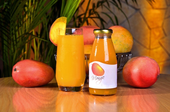 Agar mudah dibawa bepergian, cari jus mangga dalam kemasan kecil, misalnya karton, kaleng, atau botol ukuran 250 ml
