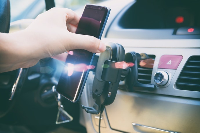 Utamakan holder plug in yang terpasang di AC agar HP tetap dingin saat berkendara jauh