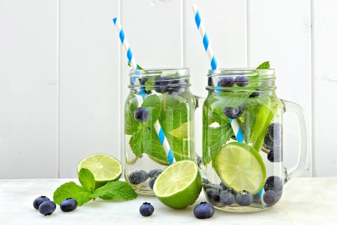 Sesuaikan sedotan kertas dengan warna minuman