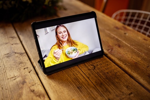 Pilih iPad dengan penyangga tegak jika Anda suka menonton video