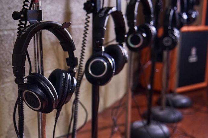 Gunakan seri Monitoring jika Anda mengutamakan audio bass, mid, dan treble yang seimbang