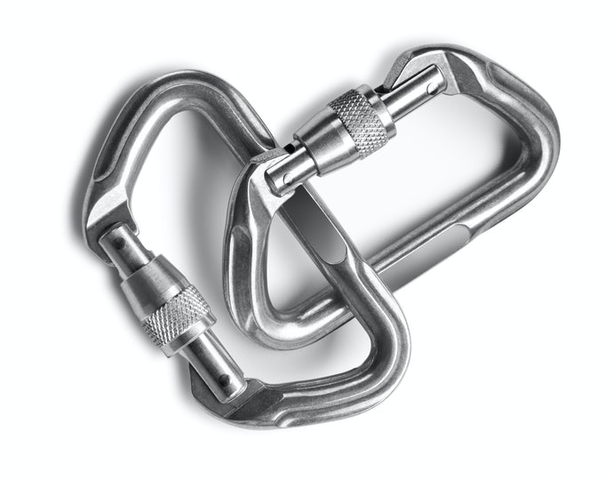 Perhatikan fitur yang ditawarkan, misalnya kunci pengaman dan carabiner (gantungan kunci)