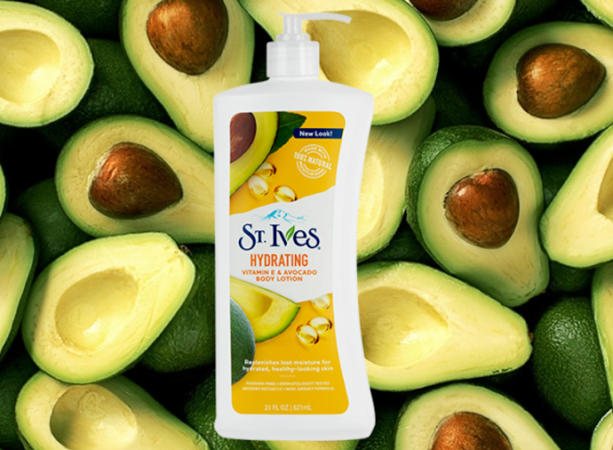 Untuk melembapkan kulit kering, gunakan Hydrating Body Lotion Vitamin E & Avocado dan Face Scrub Soft Skin Avocado & Honey
