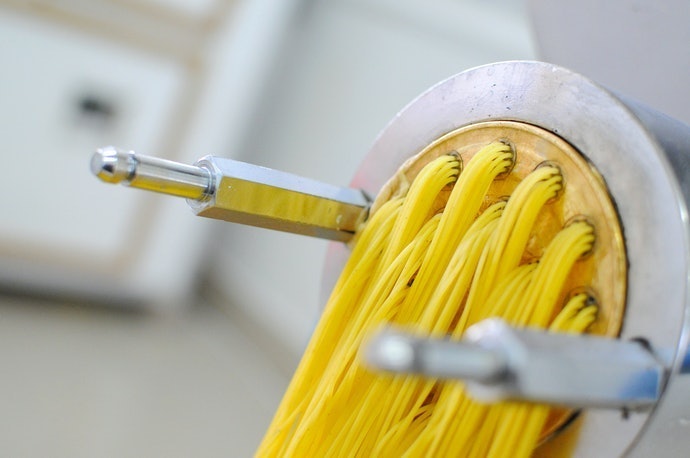Pertimbangkan pasta maker model ekstrusi jika ingin membuat mi dan pasta berukuran tipis dan halus dengan lebih mudah