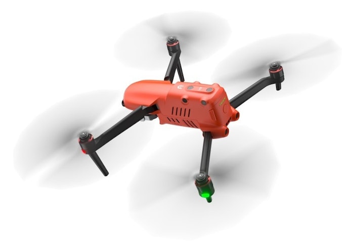 Perhatikan jarak kontrol drone: 0,5–1km cukup untuk pemula, sedangkan profesional pilih minimal jangkauan 5–10 km