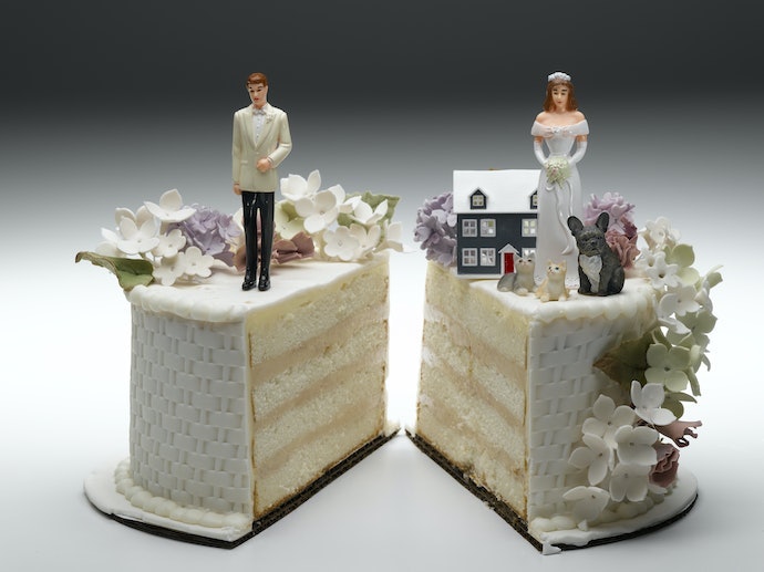 Pertimbangkan hiasan figurine tematik untuk kue pengantin atau perayaan lainnya