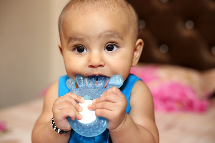 Prioritaskan teether dengan model one-piece, terutama bila Anda tidak bisa selalu mengawasi si kecil