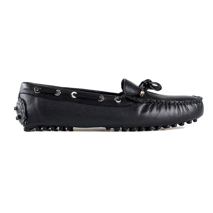 Untuk gaya casual dan jalan santai, pakai moccasin flats atau wedges dengan aksen yang modis