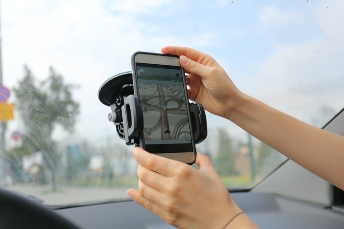 Demi kemudahan navigasi, pasang holder tipe suction cup di dashboard atau kaca mobil