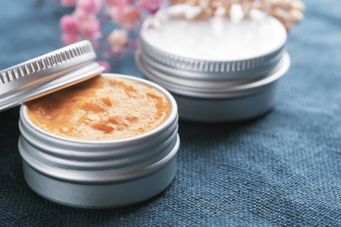 Supaya tidak terlalu kasar dan kering, gunakan lip scrub yang mengandung tambahan pelembap