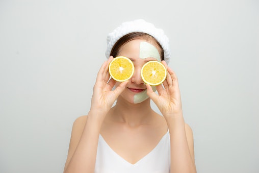 Untuk pemilik kulit kering dan kusam, pilih sleeping mask dengan niacinamide, squalane, atau vitamin C