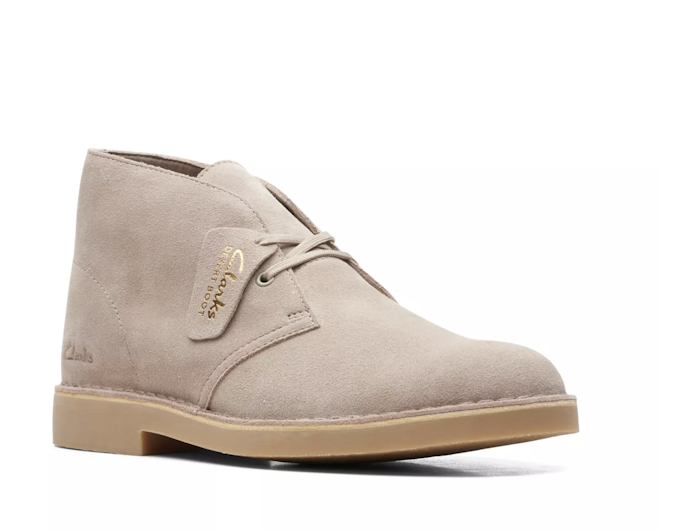 Cek merek yang populer di kalangan pria, seperti Timberland, Clarks, dan merek chukka boots lokal