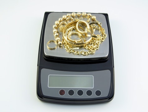 Cari gelang yang beratnya di bawah 3 gram agar tidak berat