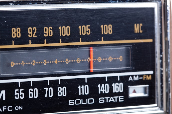 Punya banyak stasiun radio favorit? Pilih radio frekuensi AM, FM, dan Wide FM