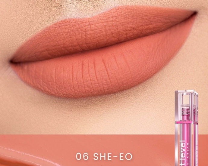 Pilih lipstik nude bernuansa rosy nude atau peach nude agar kulit sawo matang tidak terlihat pucat atau abu-abu