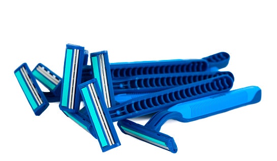 Apabila jenggot atau kumis Anda cukup lebat, pilih disposable razor atau discharge razor dengan 5 mata pisau