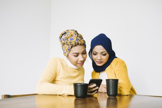 Pertimbangkan warna basic atau warna yang mendominasi koleksi baju Anda