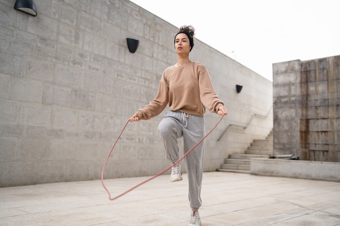 Bagi Anda yang ingin olahraga yang ringan dan mudah, pertimbangkan untuk membeli skipping rope atau exercise strap
