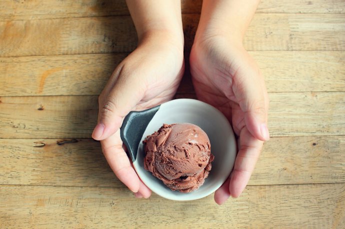 Cari gelas es krim kecil agar lebih mudah digenggam