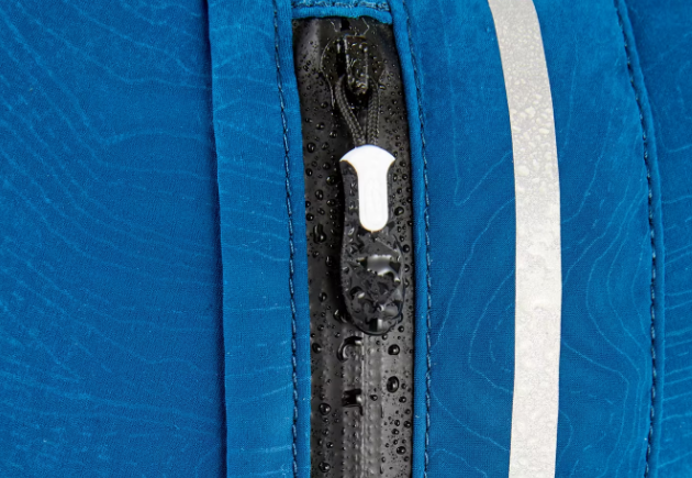 Pilih bahan tas trail running yang ringan dan tahan aus, seperti nylon, poliester, dan cordura