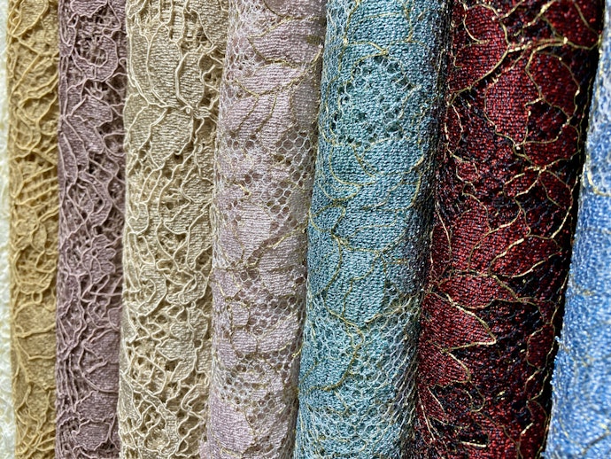 Untuk acara spesial, cari gamis katun Jepang kombinasi renda atau bordir mewah