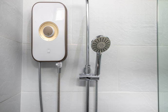Pilih water heater listrik low watt kapasitas 10-15 liter bila daya listrik di rumah Anda terbatas