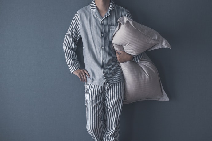 Untuk pakaian tidur pria yang rapi dan hangat, pilih piama pria lengan panjang dan celana panjang
