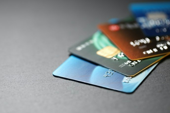 Lindungi informasi pribadi dengan bahan anti-skimming