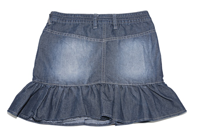Pilih bahan denim yang jatuh dan nyaman; pertimbangkan juga rok jeans berkaret pinggang