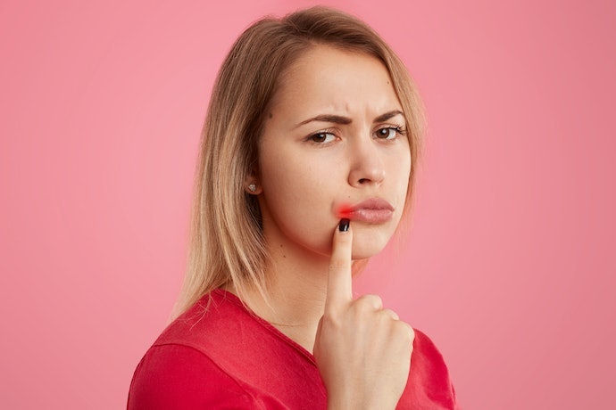 Untuk bibir kering dan pecah-pecah, cari lip balm Aloe vera yang dilengkapi kandungan pelembap lainnya, seperti jojoba oil, shea butter, vitamin E, dan petroleum jelly