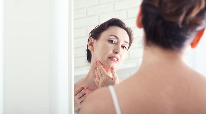 Ingin wajah tampak cerah dan glowing? Cobalah exfoliating toner Innisfree yang mampu mengangkat sel-sel kulit mati