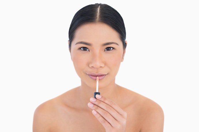 Agar bibir lebih cerah, pilih lip serum dengan kandungan alpha arbutin atau vitamin C