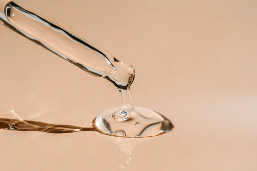 Pilih serum bertekstur cair yang non-comedogenic serta mengandung glycerin, hyaluronic acid, atau propylene glycol bila kulit berjerawat Anda juga cenderung berminyak