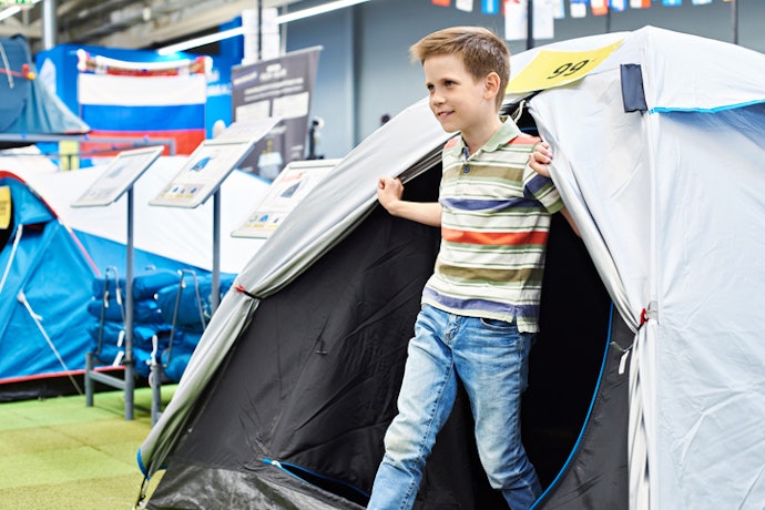 Libatkan anak dalam memilih tenda yang hendak dibeli