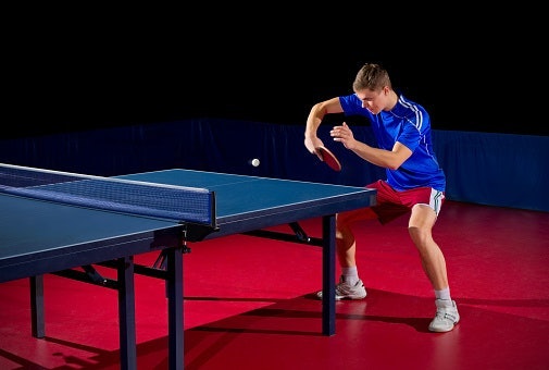 Untuk latihan, gunakan meja pingpong dari MDF dengan ketebalan 16–21 mm