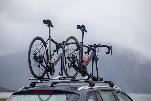 Gunakanlah bike carrier tipe roof mount jika mobil Anda sudah dilengkapi dengan roof rack