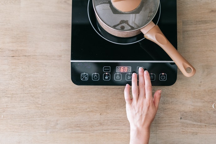 Untuk orang yang tinggal sendiri, pilih kompor induksi portabel atau 1 tungku yang dilengkapi mode memasak otomatis