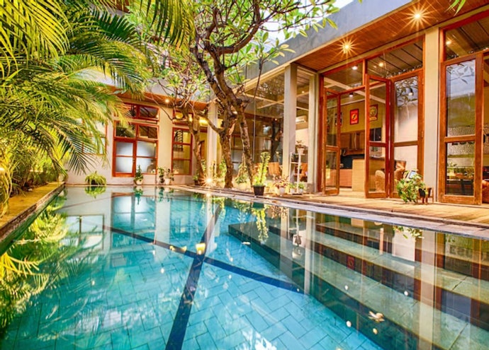 Untuk Anda yang mau menginap di Jakarta Timur, cari Khaila Villa, Kai Villa Escotel, atau Pendopo Cilangkap