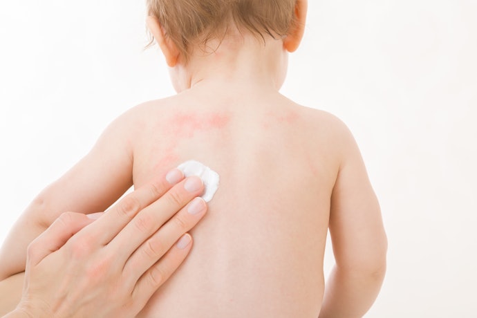 Tetap pastikan kandungan bahan dalam bedak bayi cair tidak berlebihan; pilih yang komposisinya minimal