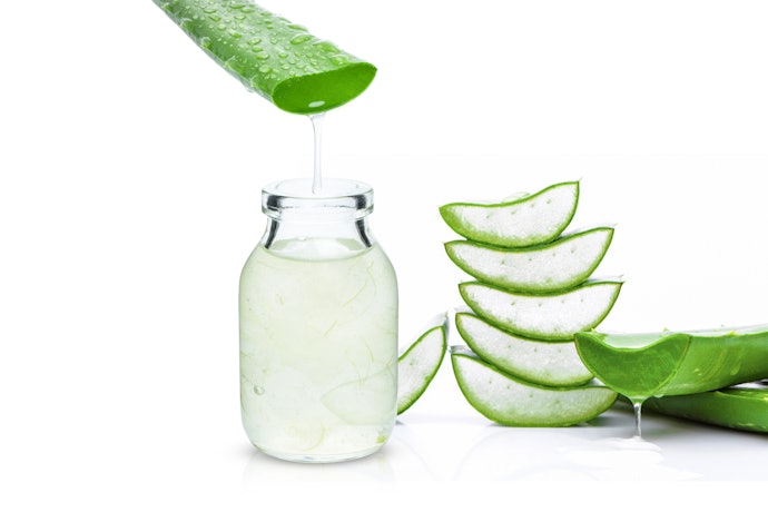 Cari moisturizer gel dengan kandungan soothing agent, seperti Aloe vera, witch hazel, tea tree, dan Centella asiatica untuk meminimalkan timbulnya jerawat