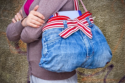 Untuk kuliah atau sekolah, pilih ransel denim atau tote bag jeans besar yang muat banyak buku