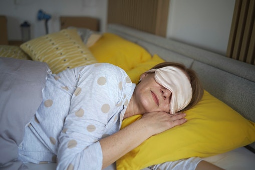 Untuk tidur panjang atau tidur malam, utamakan penutup mata dengan strap kepala