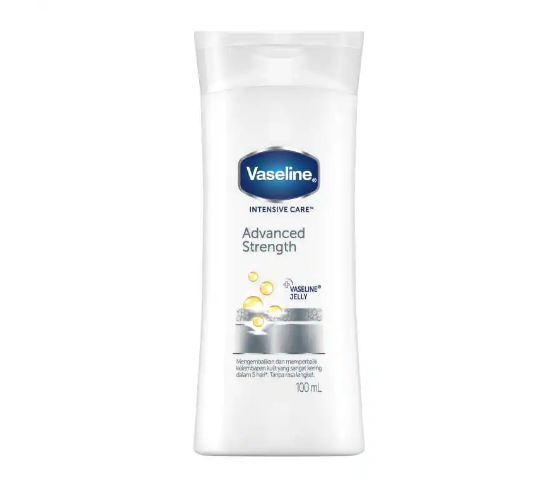 Untuk kulit kering dan tumit pecah-pecah, gunakan Vaseline Petroleum Jelly atau varian Vaseline Intensive Care yang memberikan kelembapan ekstra tanpa rasa lengket